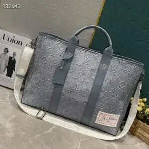 LOUSE VUITTON