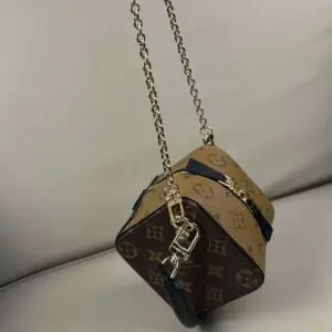 LOUSE VUITTON