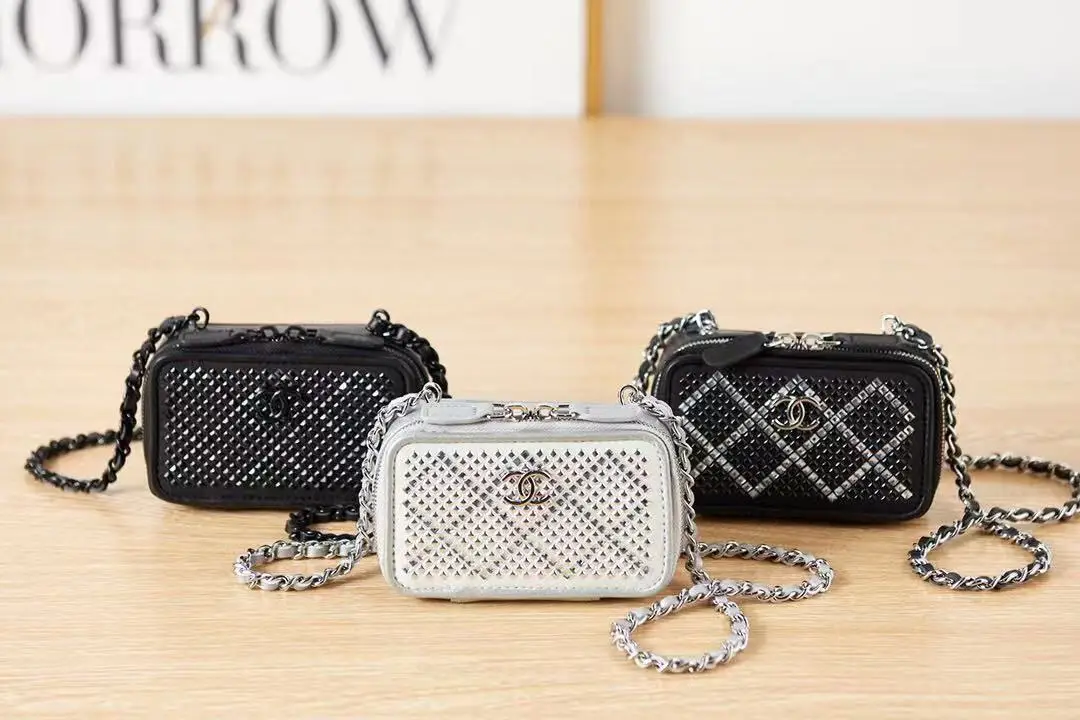 CHANEL Chain Glitter Clutch Bag CHANEL Chain Glitter Clutch Bag